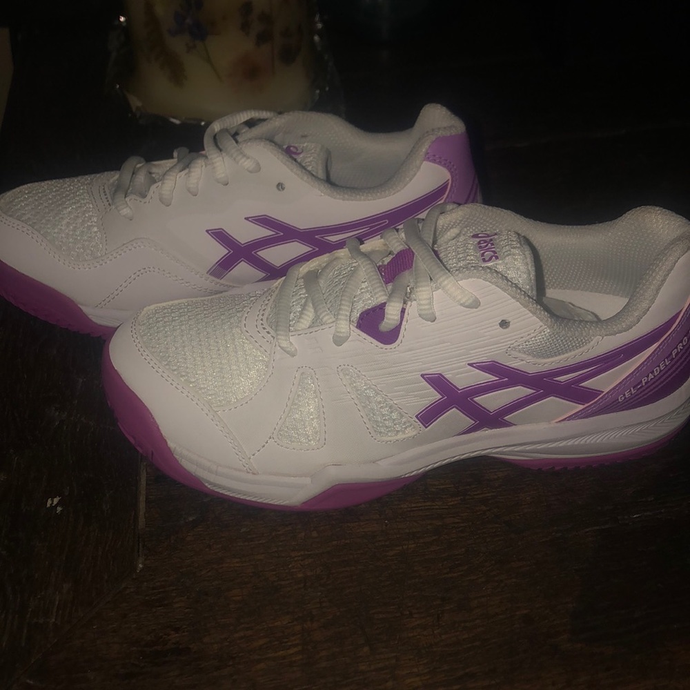 💕NEW Girls size 4 ASICS Shoes